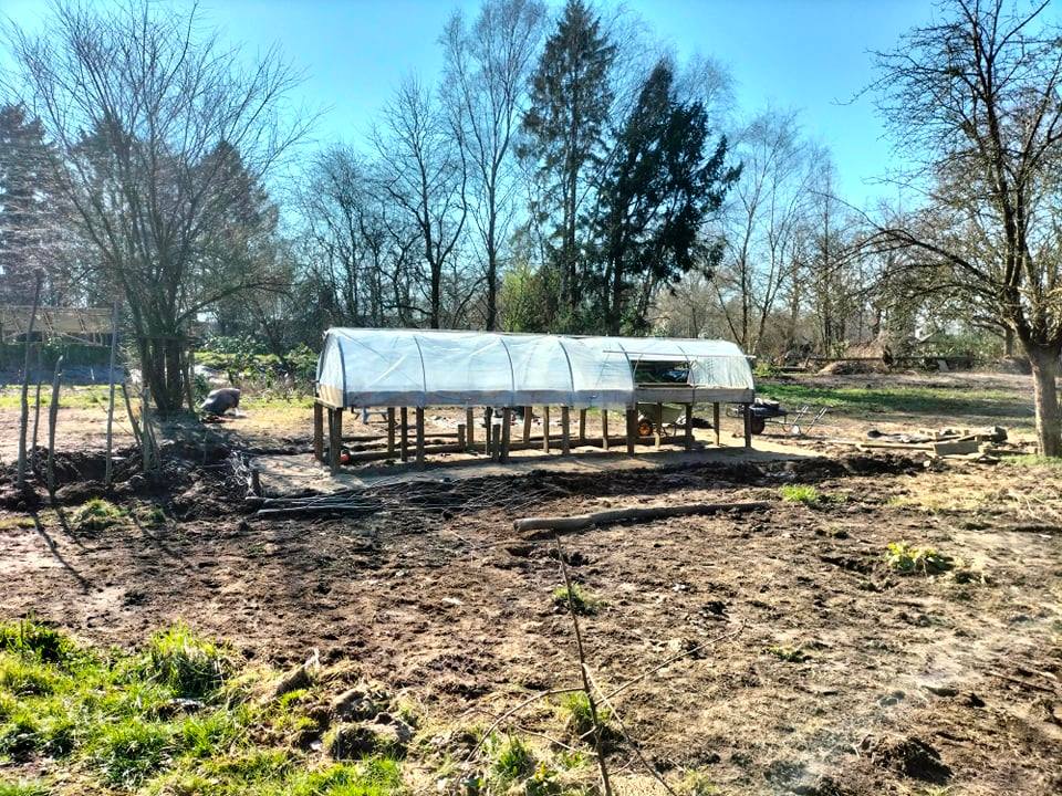 Op 'De Tovertuin' kweken we veel van ons plantgoed zelf op. Hier zie je een klein opkweek kasje gemaakt van gerecycled materiaal.