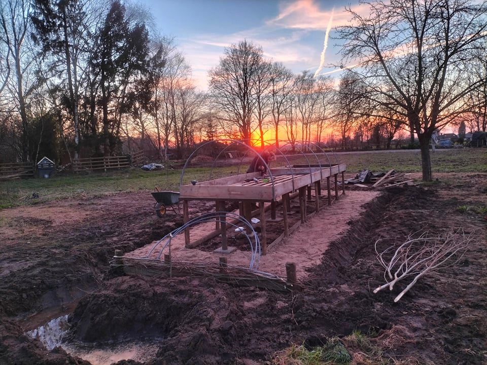 De opkweekkas in opbouw. 